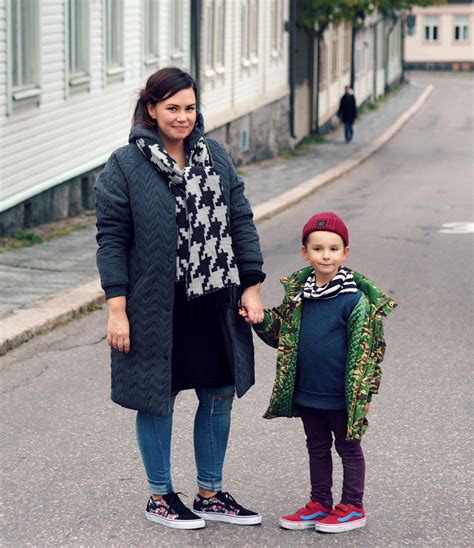 äiti ja poika matkalla.